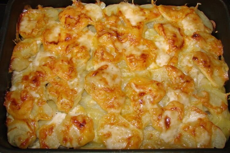 French-Style Meat with Potatoes in Tomato Sauce