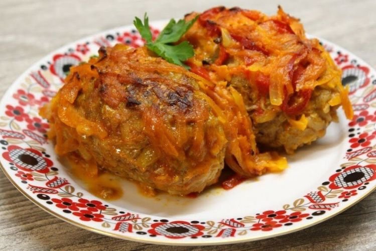 Rollos de col perezosos con pimiento morrón y tomates
