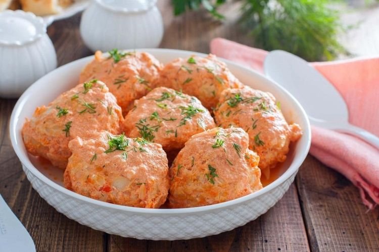 Rollos de col perezosos de carne picada de pollo y col tierna al horno