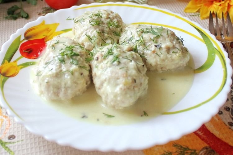 Rollos de col perezosos con crema agria al horno