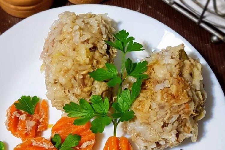 Rollos de col perezosos con sémola al horno
