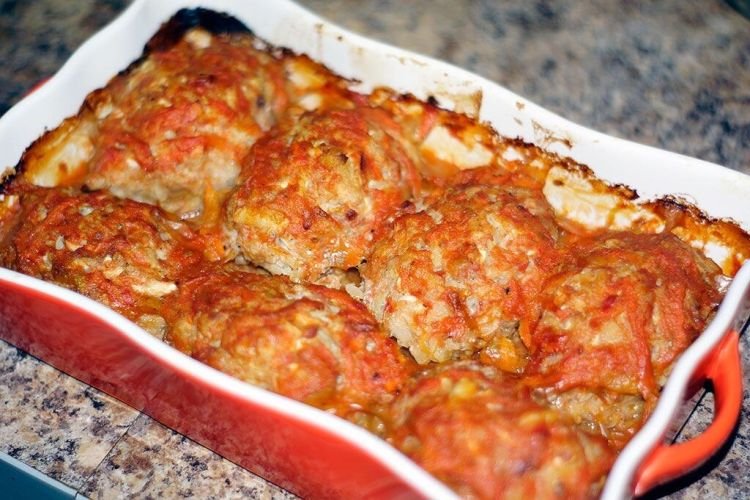 Rollos de col perezosos con tomates