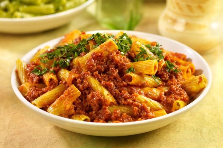 Nudeln mit Hackfleisch und Tomatensauce