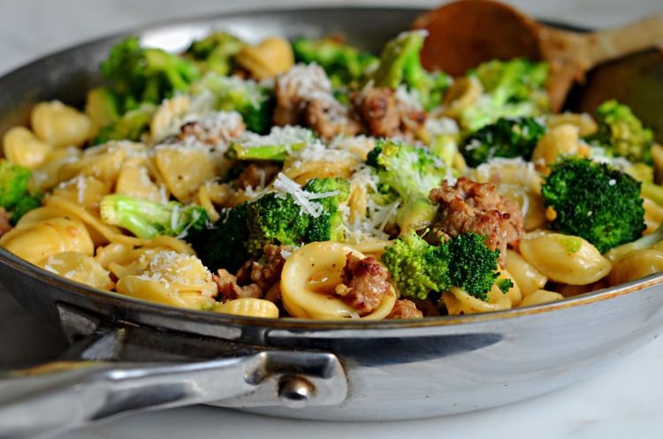 Nudeln mit Brokkoli, grünen Erbsen und Hackfleisch