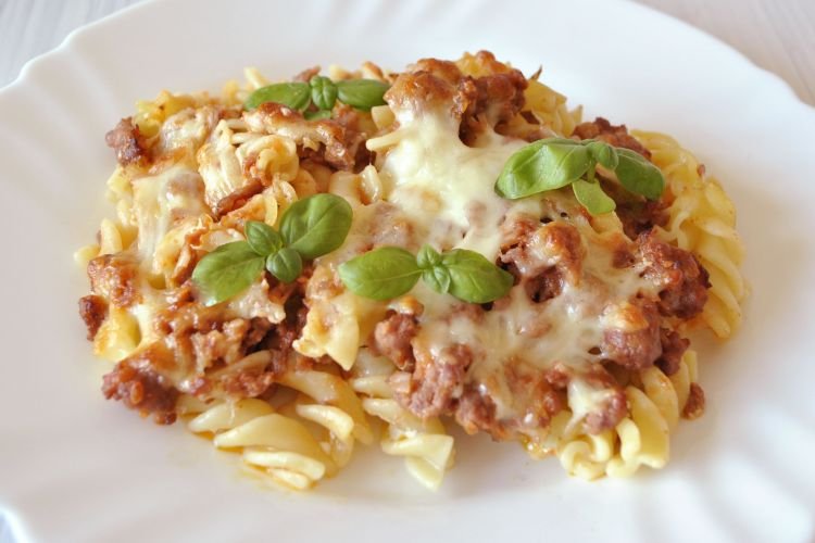 Nudeln mit Hackfleisch unter Käsesauce