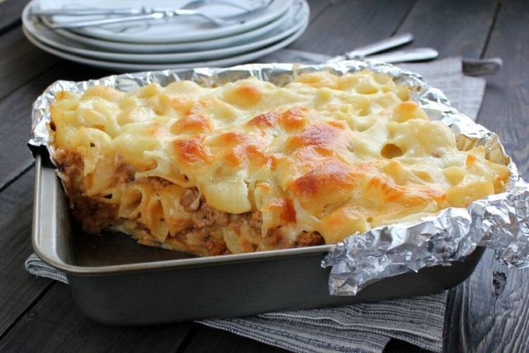 Nudeln mit Hackfleisch, Sauerrahm und Käse im Ofen