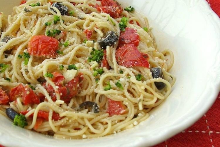 Nudeln mit Hackfleisch, Oliven und Tomaten