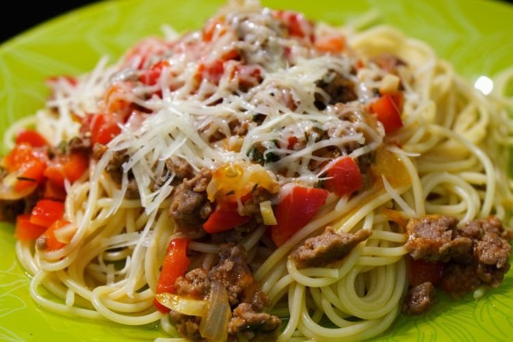 Gebratene Nudeln mit Hackfleisch und Gemüse
