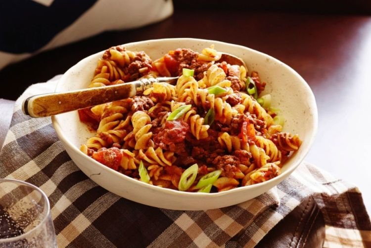 Gebratene Nudeln mit Rinderhackfleisch in Tomatensauce