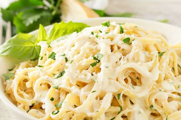 Nudeln mit Hackfleisch, Quark und Kräutern