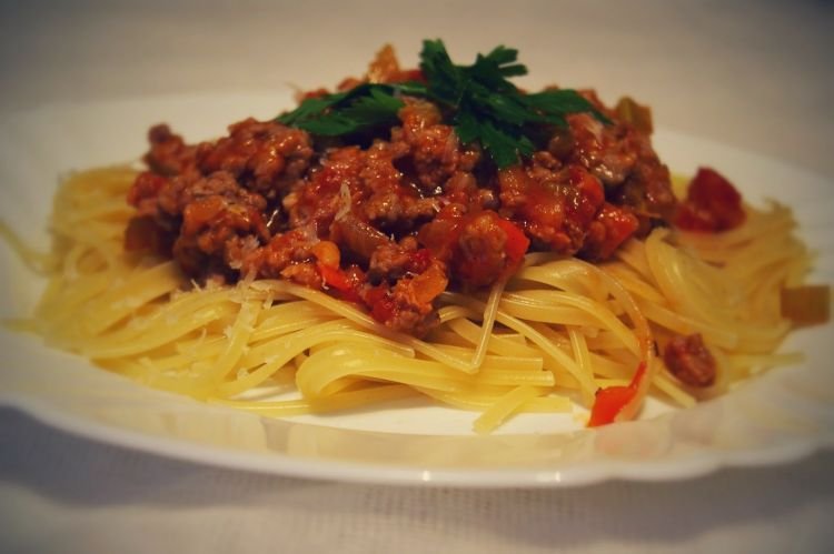 Appetitliche Nudeln mit Hackfleisch und Tomaten