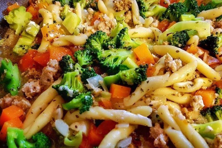 Nudeln mit Hackfleisch und gefrorenem Gemüse