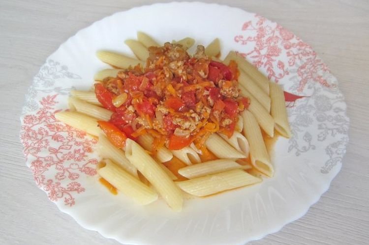 Nudeln mit Tomaten, Zwiebeln und Hackfleisch