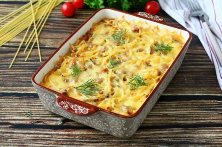 Nudeln, überbacken mit Hackfleisch, Tomaten und Käse