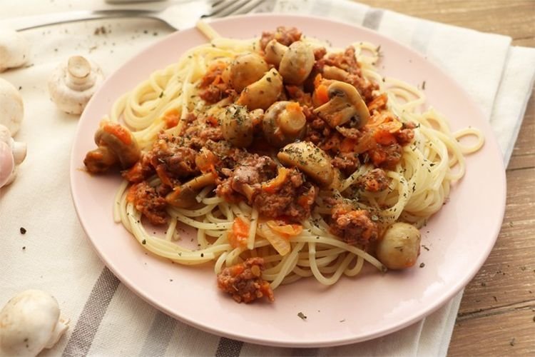 Nudeln mit Pilzen und Hähnchenhackfleisch