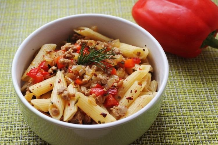 Nudeln mit Hackfleisch und Gemüse
