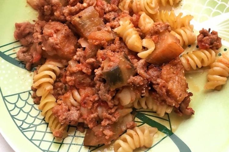 Nudeln mit Auberginen, Hackfleisch und Käse