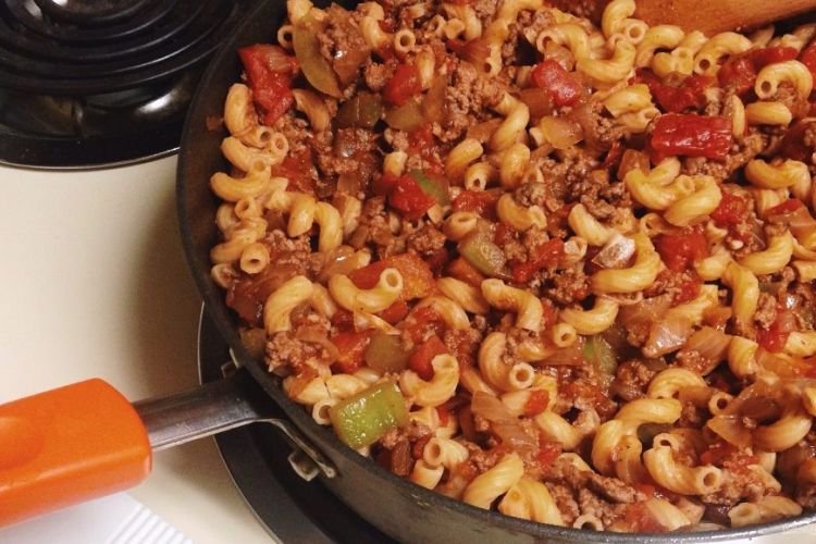 Nudeln mit scharfer Paprika, Tomaten und Hackfleisch