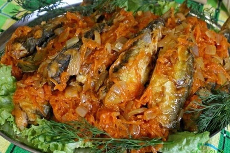 Würzige Sprotte mit Karotten und Zwiebeln