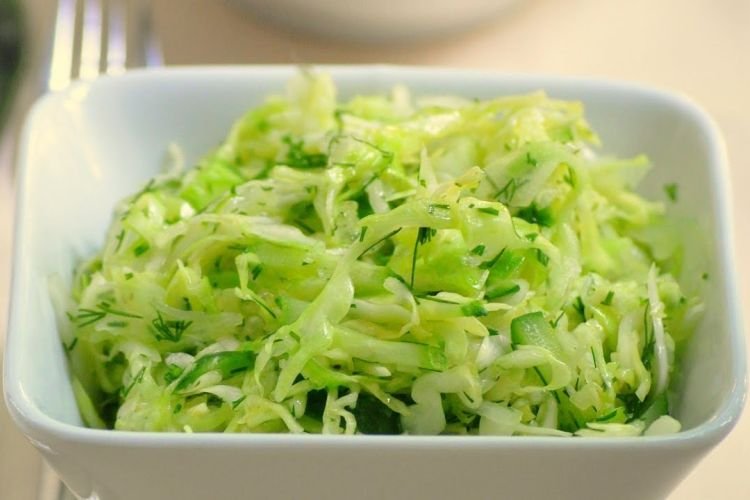 Ensalada de col con pepinos
