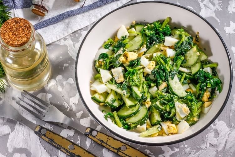 Ensalada de pepinos y ortigas