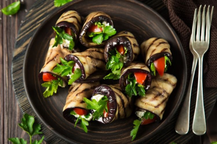 Rollitos de berenjena frita con tomate