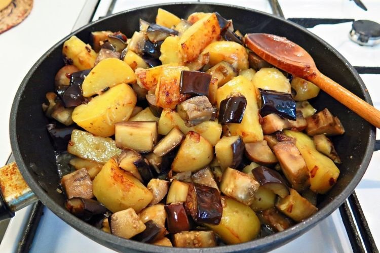 Berenjenas fritas con patatas