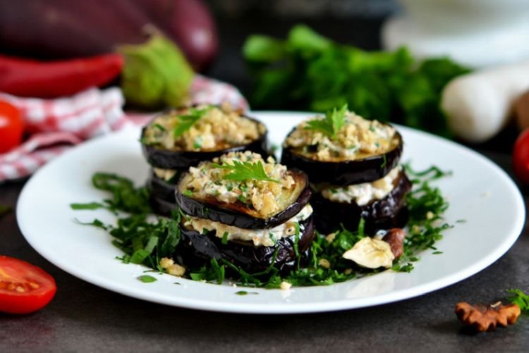 Auberginen mit Knoblauch und Käse