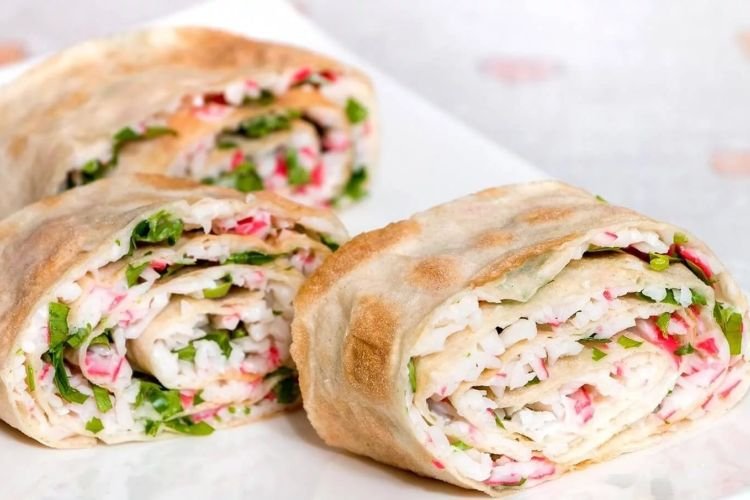 Lavash-Rolle mit Krabbenstäbchen