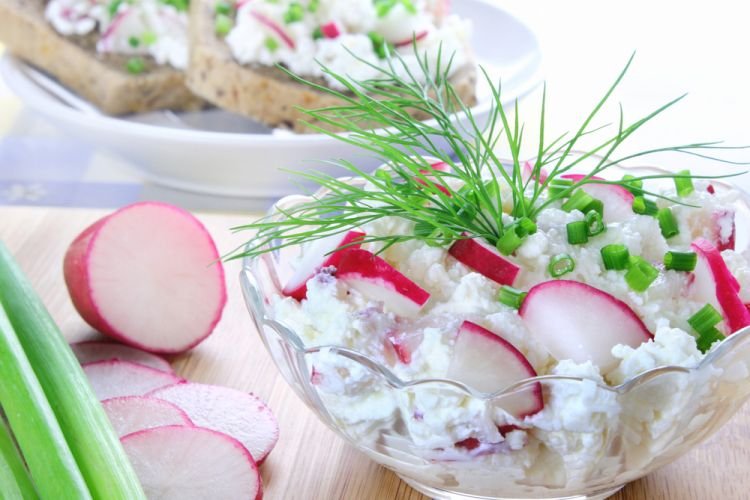 Salat mit Radieschen und Quark