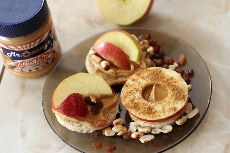 Apfel-Canapés mit Erdnussbutter