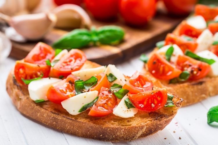 Bruschetta mit Mozzarella und Tomaten