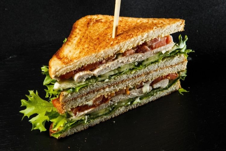 Sandwiches mit Hähnchen und Gemüse