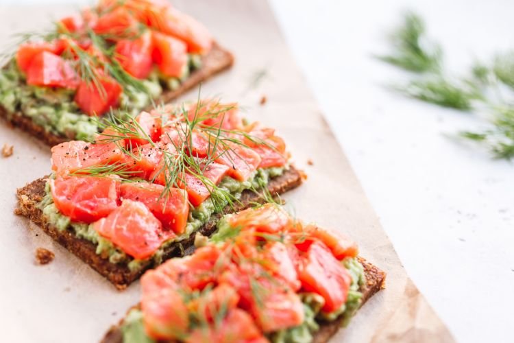 Knäckebrot mit Avocado und Lachs