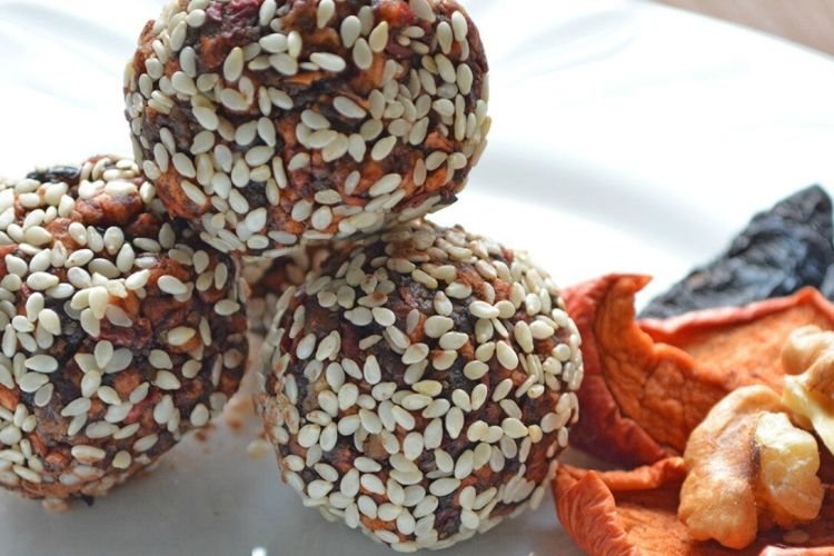 Gesunde Pralinen aus Trockenfrüchten und Nüssen