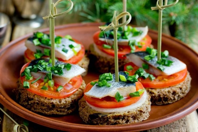 Sándwiches con tomates y arenque