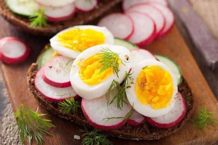 Sándwiches con huevos y rabanitos