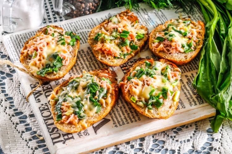Sándwiches calientes con salchichas
