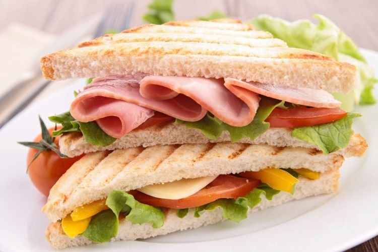 Sándwiches con jamón y verduras