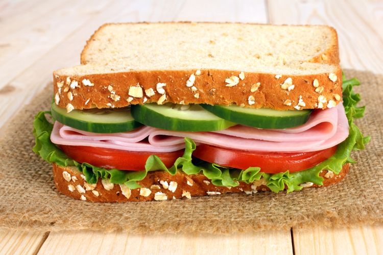Sándwiches con embutido y verduras