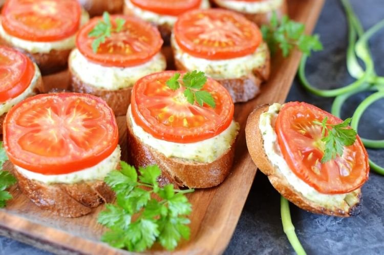 Sándwiches con queso crema y tomates