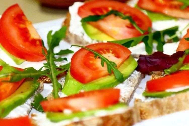 Sándwiches con queso fresco y verduras