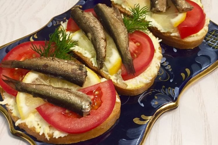 Sándwiches con espadines y huevo