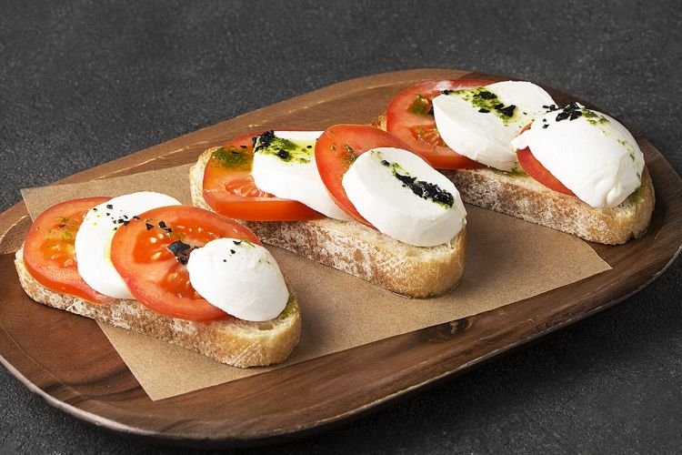 Sándwiches con tomates y mozzarella