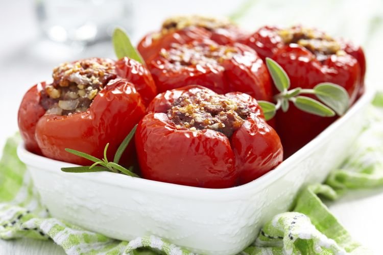 Paprika, gefüllt mit gehacktem Fleisch, Reis und Tomaten