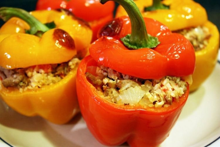 Gefüllte Paprika mit Rindfleisch, Nüssen und Kräutern