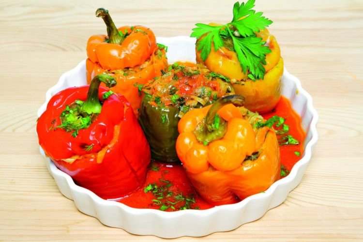 Paprika, gefüllt mit Gemüse und Adygei-Käse