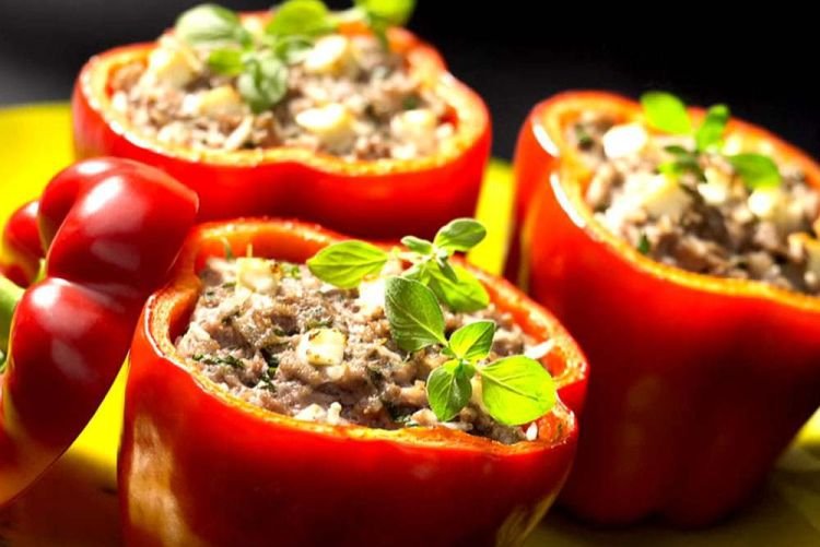 Gefüllte Paprika mit Auberginen, Rindfleisch und Kräutern