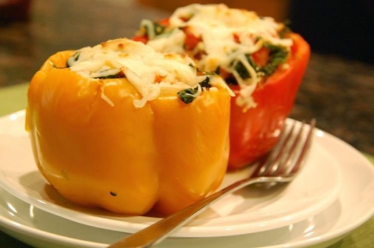 Paprika, gefüllt mit Mozzarella, Tomaten und Reis