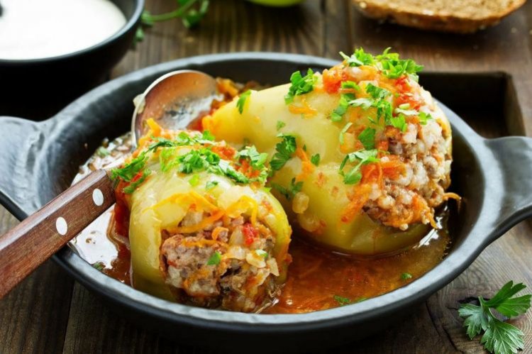 Gefüllte Paprika mit Huhn und Sojasauce